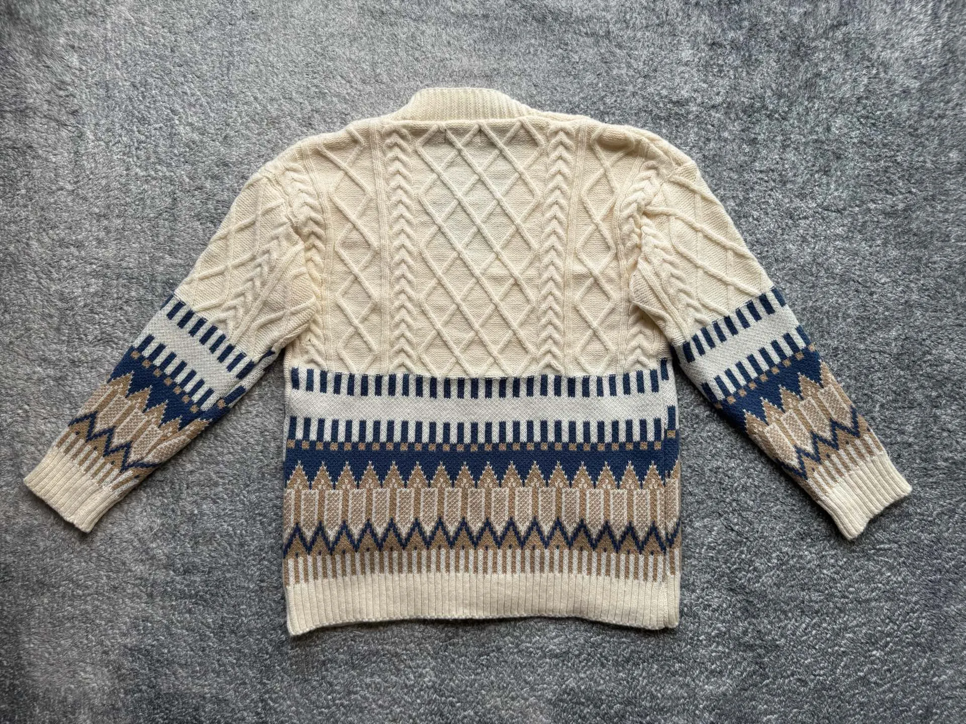 P220 Ralph Lauren old money style cable sweater. The end of the sweater must be twisted! Want to go for an American retro style but are afraid of using too much force? This cable cardigan can be called a "retro dressing cheat"~ ▫️Cable workmanship = the king of retro atmosphere: the three-dimensional cable pattern replicates the texture of American vintage clothes, not deliberately to look old, but with a "sensation of luxury accumulated over time". The moment you put it on, you have the "smell of a male protagonist in a campus movie", and the hair tie was praised as "clothes cheating" when taking photos~ ▫️It doesn't matter your body shape but also hides a lot of fat. It can also be worn by boys with broad shoulders and slightly fat, V The collar can also modify the neck line, making the person look more upright~ Wear it under a coat/down jacket in winter, revealing the cable ties and small red labels, and the sense of layering is directly stunning~ It is perfect with sneakers and leather shoes. American boys rush with their eyes closed, and directly reorganize their wardrobe~ Color: Navy Blue Apricot Size S Height 165-170CM Weight 110-125 M Height 170-175CM Weight 125-140 L Height 175-185CM Weight 140-155